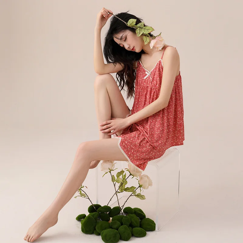 Summer women's suspenders, shorts, pajamas, sexy V-neck, small emerald flower, women's modal set, sweet and thin homewear
Summer women's suspenders, shorts, pajamas, sexy V-neck, small emerald flower, women's modal set, sweet and thin homewear