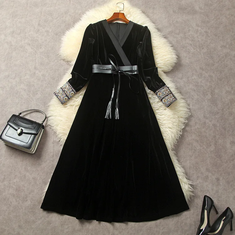 European and American women's clothing 2023 autumn new Embroidered long sleeve V-neck belt fashion Velvet dress
European and American women's clothing 2023 autumn new Embroidered long sleeve V-neck belt fashion Velvet dress