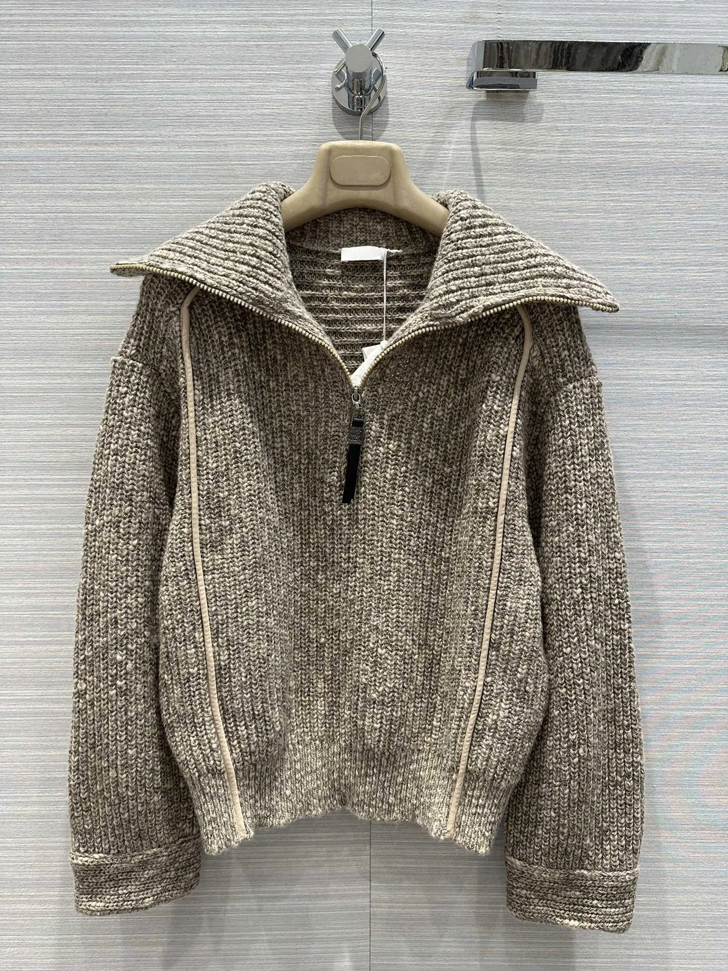 2023 Women's Clothing Fashion statement sweater with classic lapelsAutumn Winter New 1011
2023 Women's Clothing Fashion statement sweater with classic lapelsAutumn Winter New 1011