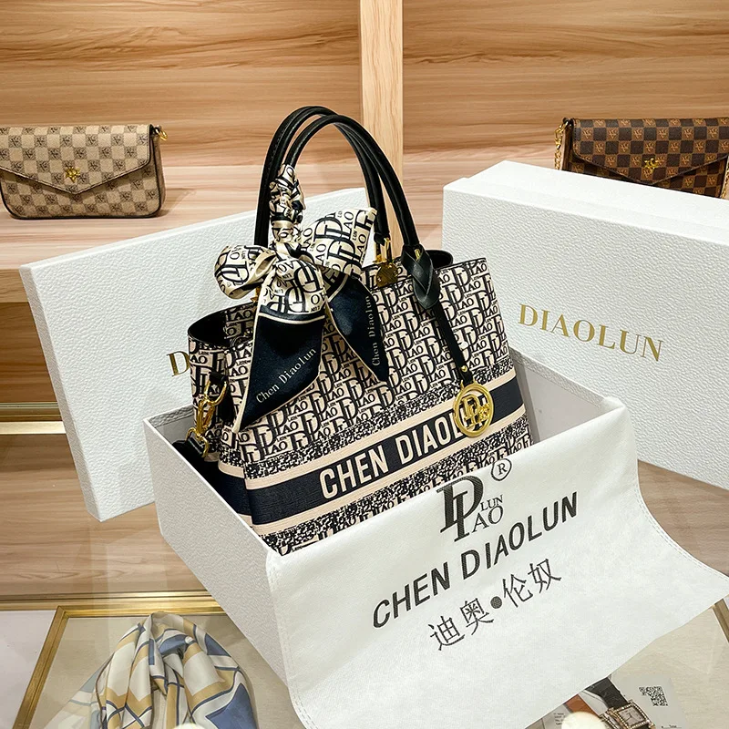 Famous Designer Luxury Brand Embroidery Shoulder Messenger Bags Large Capacity Casual Tote High Quality Women Purse And Handbag
Famous Designer Luxury Brand Embroidery Shoulder Messenger Bags Large Capacity Casual Tote High Quality Women Purse And Handbag