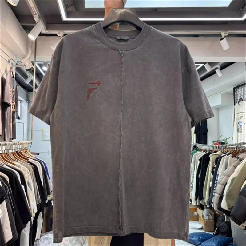 Летняя Клубная Лоскутная футболка Thug для мужчин и женщин, тяжелая потертая футболка с вышитым логотипом и коротким рукавом в стиле ретро
Летняя Клубная Лоскутная футболка Thug для мужчин и женщин, тяжелая потертая футболка с вышитым логотипом и коротким рукавом в стиле ретро