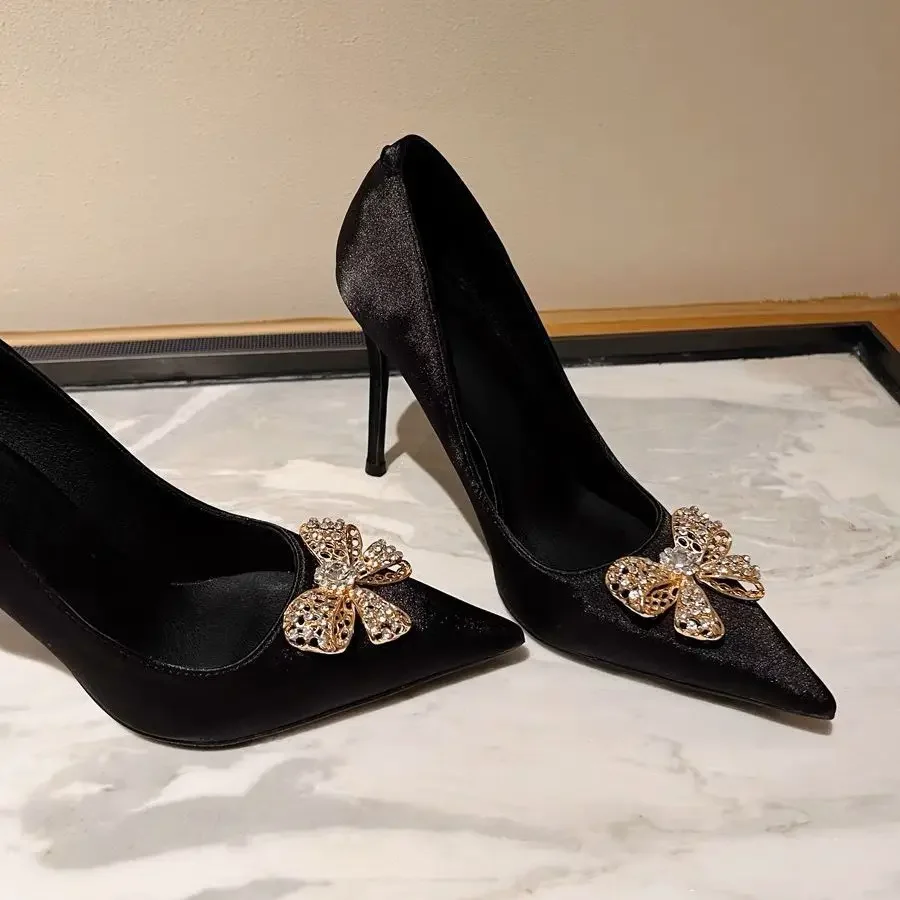 Golden diamond bow pointed thin heeled shoes 2024 new French black niche silk high heels for women
Golden diamond bow pointed thin heeled shoes 2024 new French black niche silk high heels for women