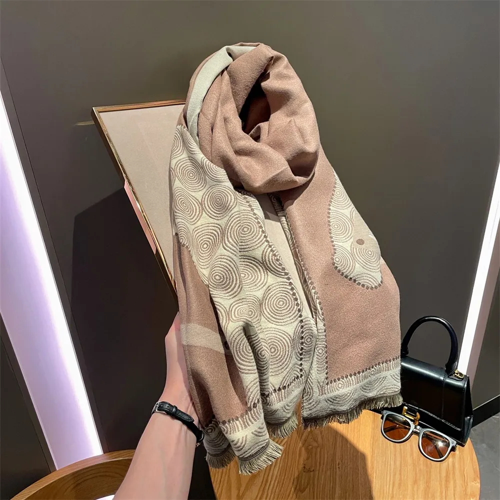 Big-name war horse warm scarf winter holiday gift high-grade scarf women's double-sided cashmere color matching warm shawl
Big-name war horse warm scarf winter holiday gift high-grade scarf women's double-sided cashmere color matching warm shawl
