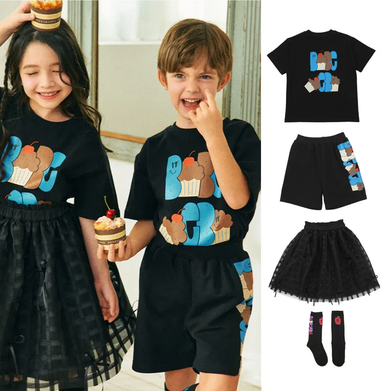 Jenny&Dave 2024 Spring/Summer BE New Cute Nordic Edition Short sleeved T-shirt, Printed Shorts, Fluffy Skirt Set for Girls
Jenny&Dave 2024 Spring/Summer BE New Cute Nordic Edition Short sleeved T-shirt, Printed Shorts, Fluffy Skirt Set for Girls
