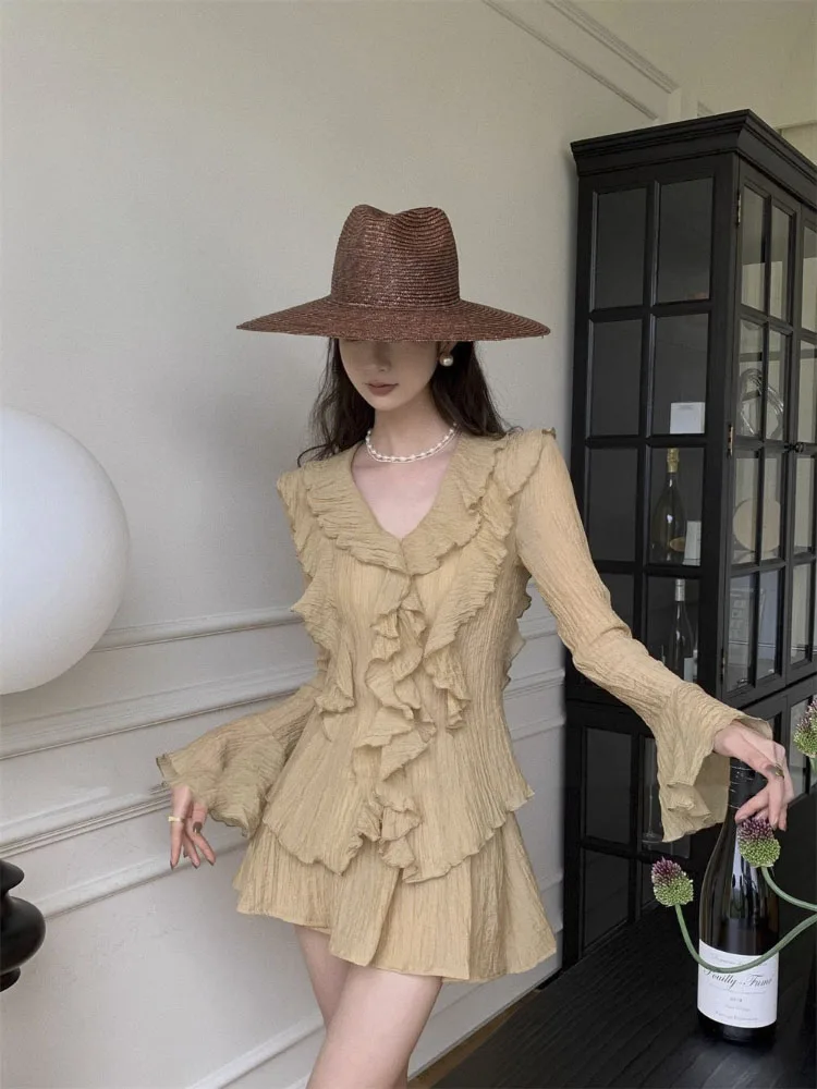 2023 New Korean V-neck Ruffled Lace Stitching Casual Long-sleeved Shirt Women + Pleated Skirt Two-piece Suit
2023 New Korean V-neck Ruffled Lace Stitching Casual Long-sleeved Shirt Women + Pleated Skirt Two-piece Suit