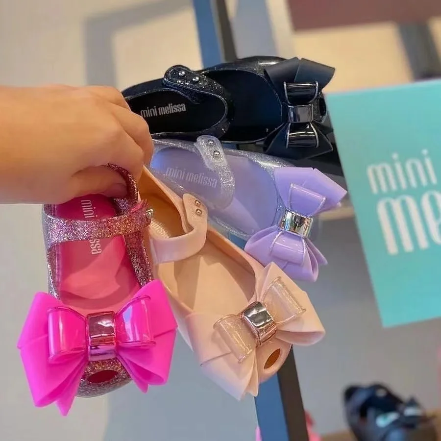 Детская обувь Melissa, новинка 2023, детские сандалии для девочек, с бантом, обувь принцессы, мягкая подошва, желе, обувь для мам и детей, стиль
Детская обувь Melissa, новинка 2023, детские сандалии для девочек, с бантом, обувь принцессы, мягкая подошва, желе, обувь для мам и детей, стиль
