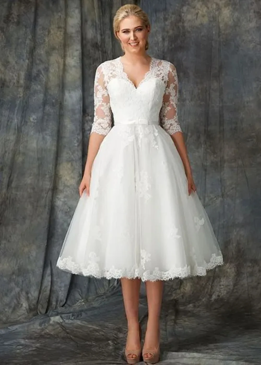 Luxury Tea Length Line Elegant Wedding dress V-neck 1/2 Long sleeve tulle wedding dress plus size vintage country Garden gown
Luxury Tea Length Line Elegant Wedding dress V-neck 1/2 Long sleeve tulle wedding dress plus size vintage country Garden gown
