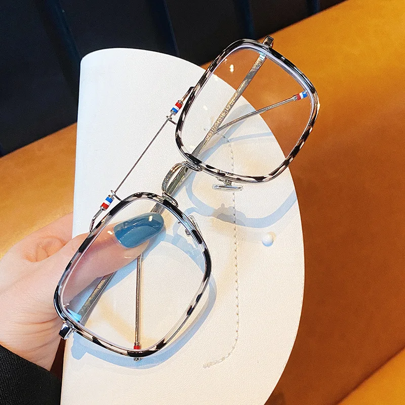 Fashion Style Female Glasses Frames Vintage Square Shape Men's Eyeglass Frames Hot Selling Decorative Glass
Fashion Style Female Glasses Frames Vintage Square Shape Men's Eyeglass Frames Hot Selling Decorative Glass