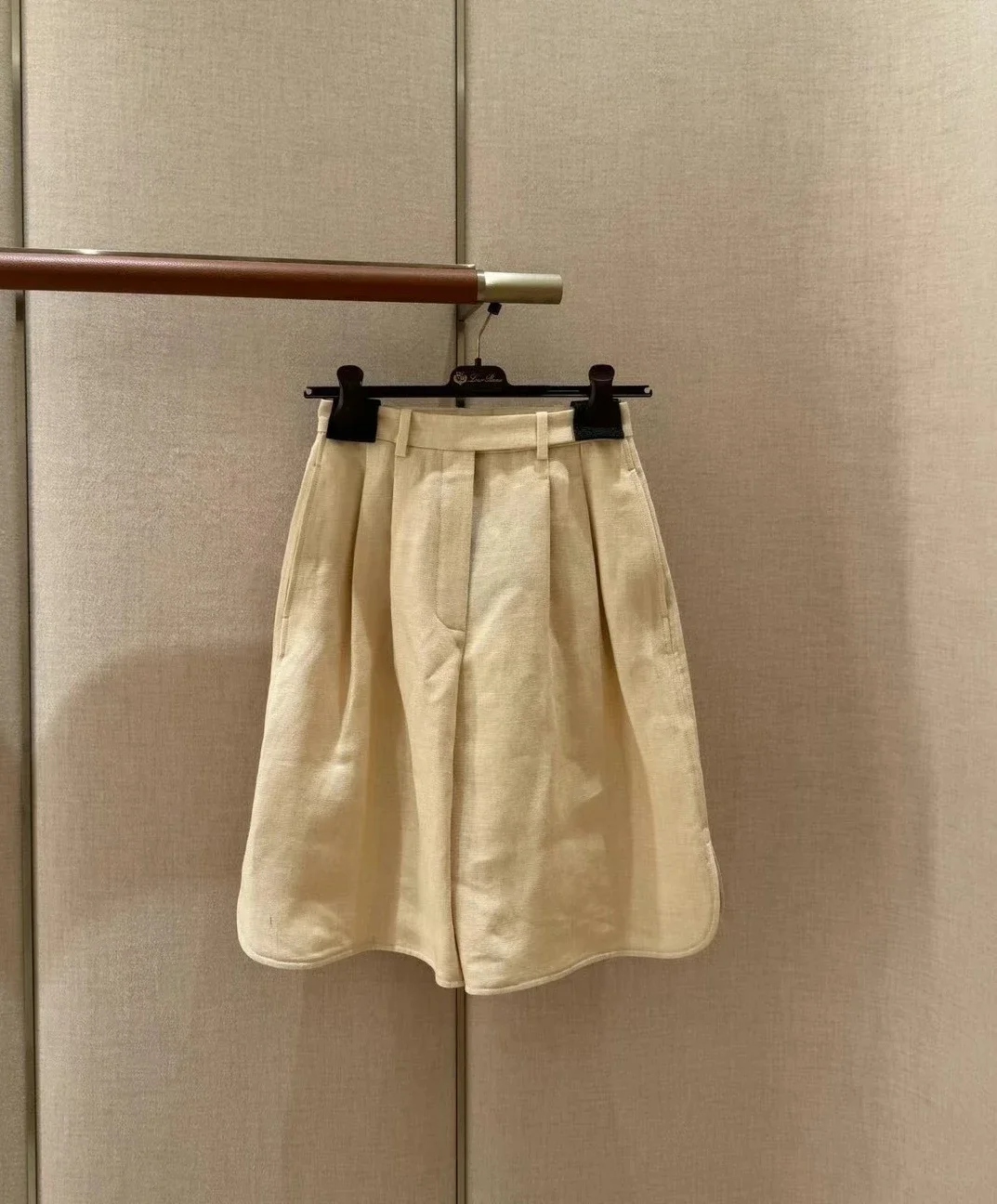 2024 Summer Women Linen White Casual Fashion Shorts for Office Lady Holiday High Street High Quality New Arrival
2024 Summer Women Linen White Casual Fashion Shorts for Office Lady Holiday High Street High Quality New Arrival