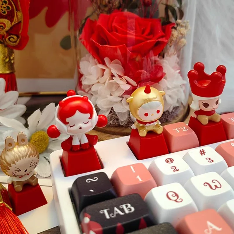 Popmart Новогодняя сидячая Симпатичная красная Персонализированная стереоскопическая механическая клавиатура специальный ключ шляпа Popmart красные новогодние клавиши
Popmart Новогодняя сидячая Симпатичная красная Персонализированная стереоскопическая механическая клавиатура специальный ключ шляпа Popmart красные новогодние клавиши