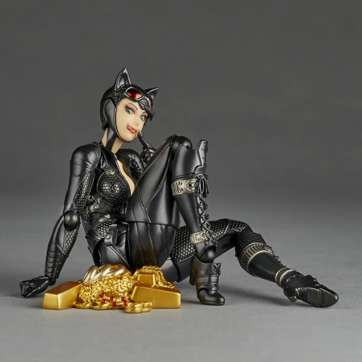 

In Stock Original KAIYODO Revoltech AMAZING YAMAGUCHI Catwoman Selina Kyle 16CM Anime portrait model toy collection doll gift