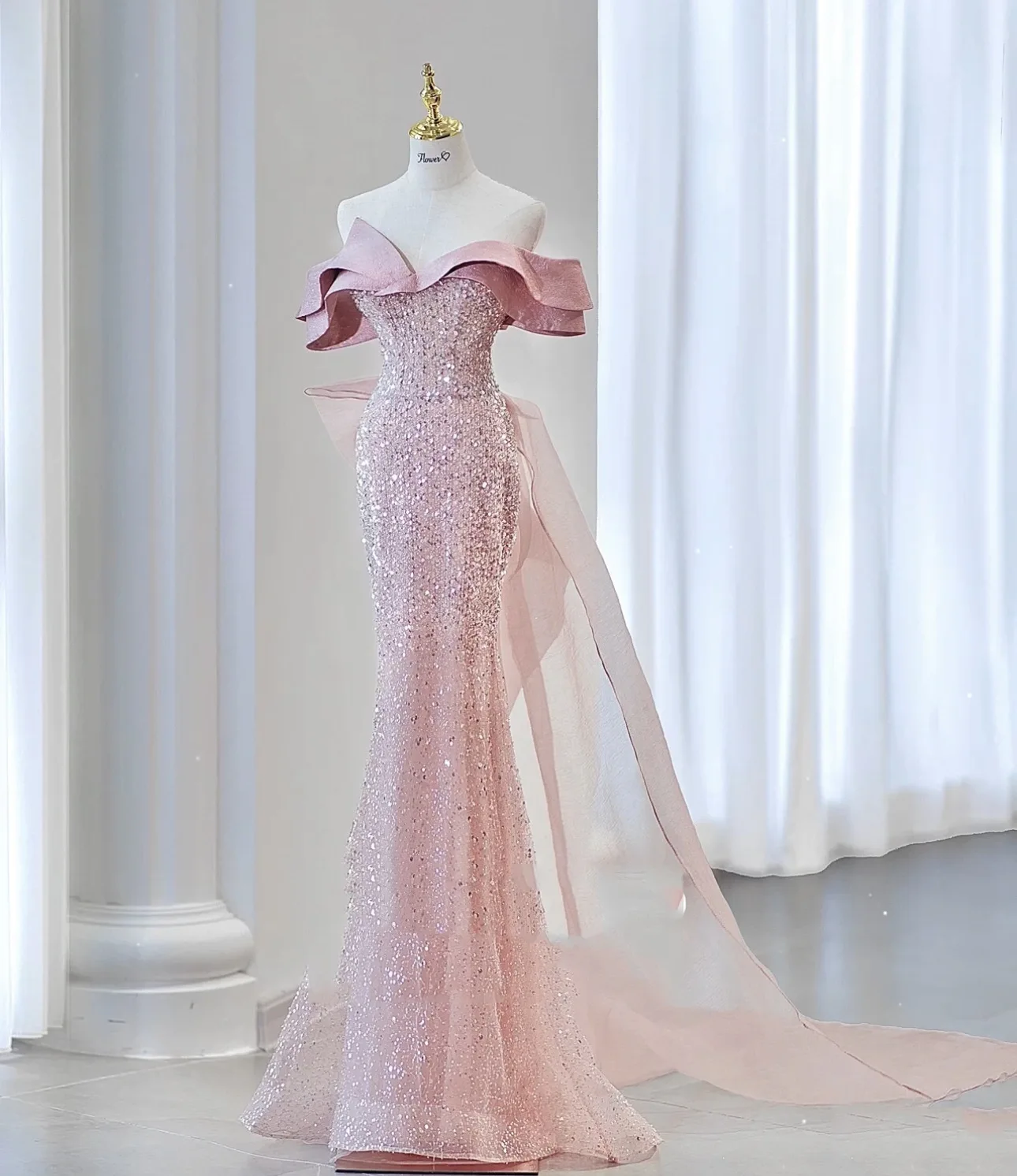 Customized pink presided over a shoulder dress sequins luxury high-definition toast annual sexy model catwalk.
Customized pink presided over a shoulder dress sequins luxury high-definition toast annual sexy model catwalk.