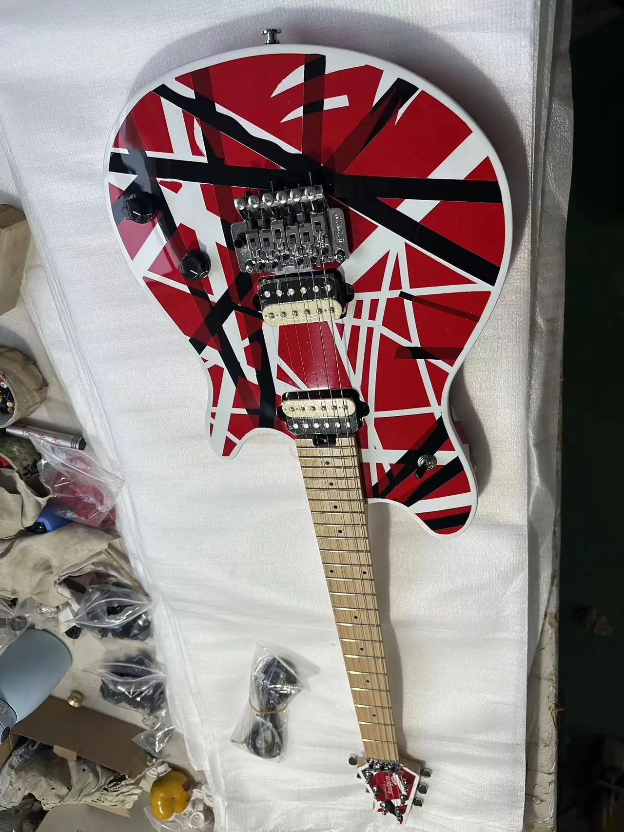 Customized Guitar with Classic Inlay, A-Grade Tiger Maple Veneer, Available in Stock, Fast Shipping, Free Shipping
Customized Guitar with Classic Inlay, A-Grade Tiger Maple Veneer, Available in Stock, Fast Shipping, Free Shipping