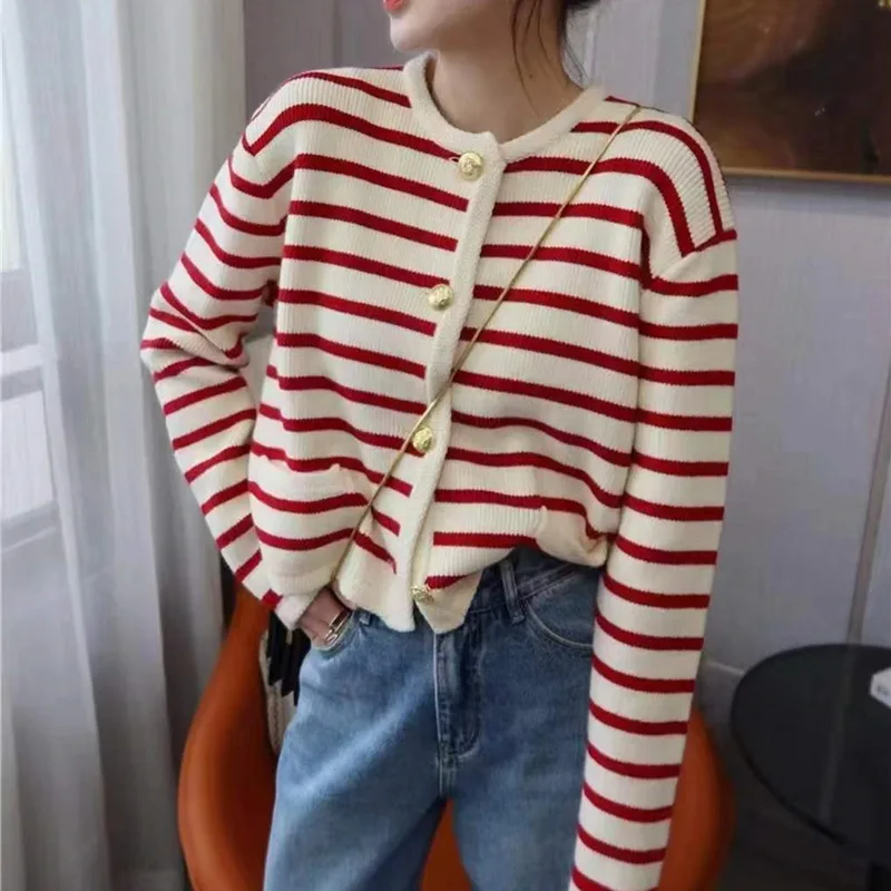 Korean Fashion White Black Spring Autumn O-neck Striped Knitted Sweater Women 2023 Short Cardigan Long Sleeve Casual Short Tops
Korean Fashion White Black Spring Autumn O-neck Striped Knitted Sweater Women 2023 Short Cardigan Long Sleeve Casual Short Tops
