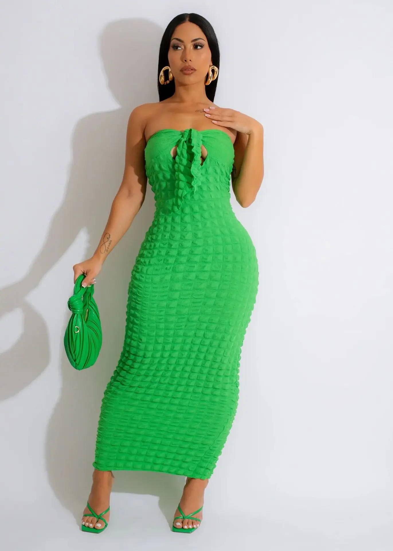 Womens 2023 Summer Strapless Off Shoulder Seersucker Bowknot Maxi Dress Sexy Stretch Tube Top Beach Party Cocktail Long Dresses
Womens 2023 Summer Strapless Off Shoulder Seersucker Bowknot Maxi Dress Sexy Stretch Tube Top Beach Party Cocktail Long Dresses