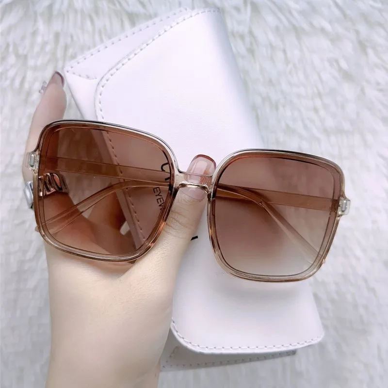 Women Fashionable Sunglasses Trendy Oversize Fashion Eyewear Gradient Decoration Outdoor Sun Glasses UV400 Sun Shades Eyeglasses
Women Fashionable Sunglasses Trendy Oversize Fashion Eyewear Gradient Decoration Outdoor Sun Glasses UV400 Sun Shades Eyeglasses