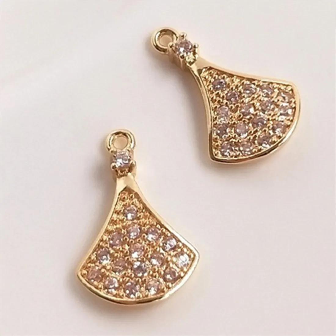 Полный бриллиантов, 14K золото, заполненное искусственным небольшим кулоном в виде юбки, DIY ювелирные изделия, ожерелье, Серьги E021
Полный бриллиантов, 14K золото, заполненное искусственным небольшим кулоном в виде юбки, DIY ювелирные изделия, ожерелье, Серьги E021