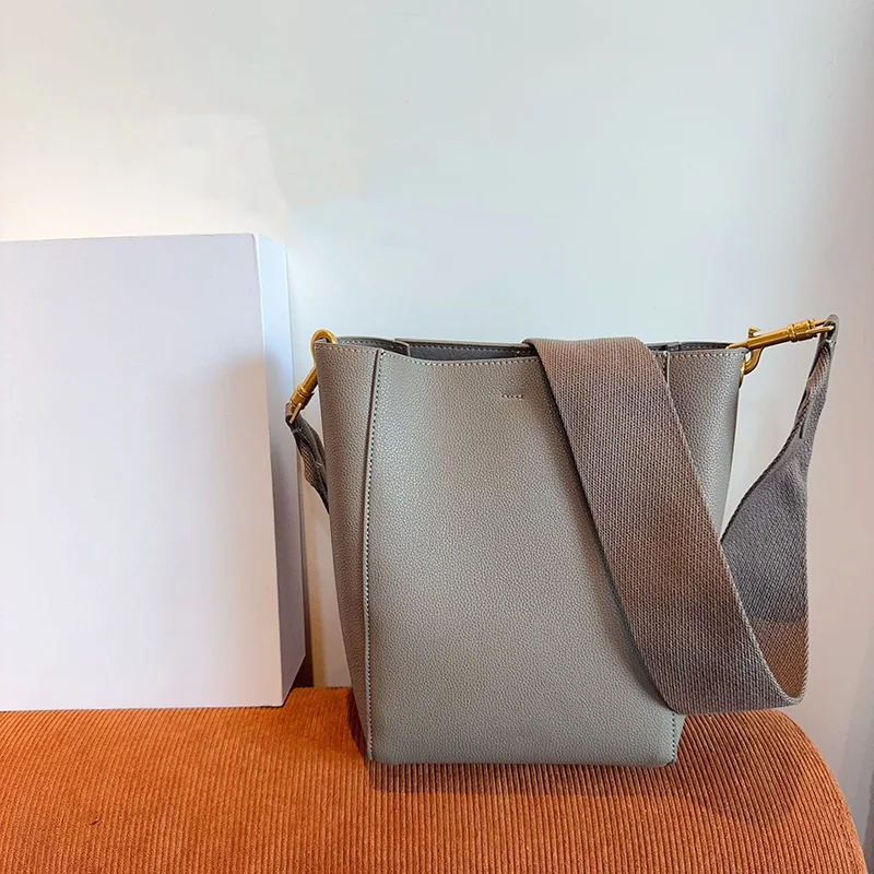 Fashion Women Bucket Bag Genuine Leather Black Beige Designer Crossbody Bags High Quality Big Space Outdoor Purse with Box
Fashion Women Bucket Bag Genuine Leather Black Beige Designer Crossbody Bags High Quality Big Space Outdoor Purse with Box