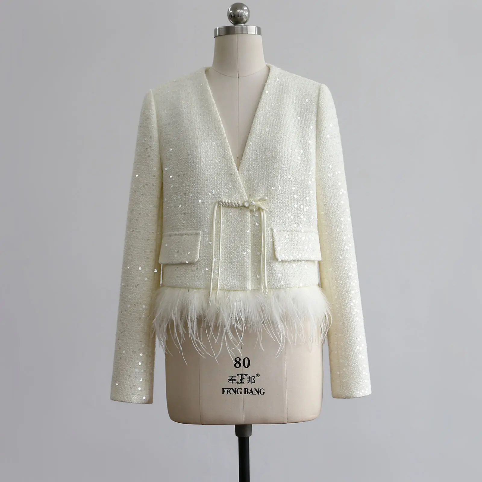 

Sakura Family 2023 Autumn/Winter New Elegant V-neck Small Fragrant Wind Sequin Spliced Feather Pan Buckle Short White Coat