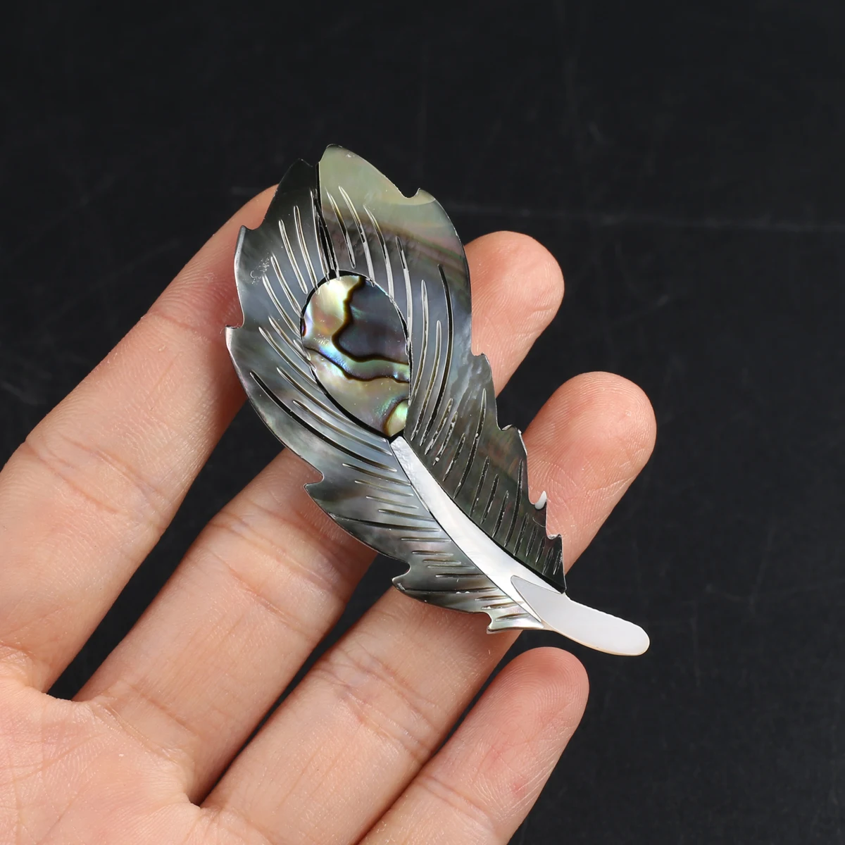 Natural Shell Feather Shaped Exquisite Brooch Charm Jewelry Banquet Party Accessories Valentine's Day Anniversary Birthday Gift
Natural Shell Feather Shaped Exquisite Brooch Charm Jewelry Banquet Party Accessories Valentine's Day Anniversary Birthday Gift