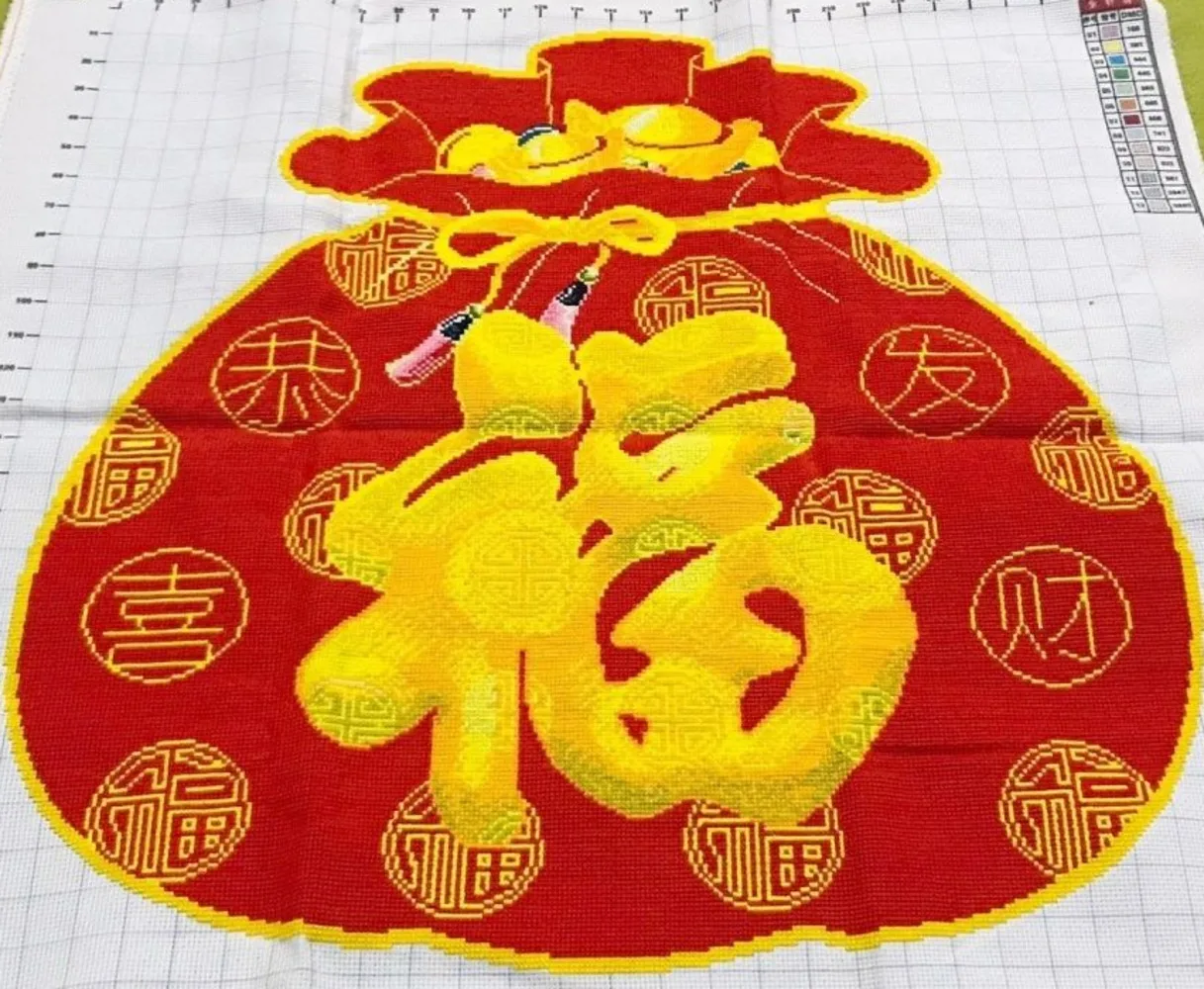 

The finished product is hand-embroidered with auspicious cross stitch, and the exquisite Fu character blessing bag is 70 * 70 cm