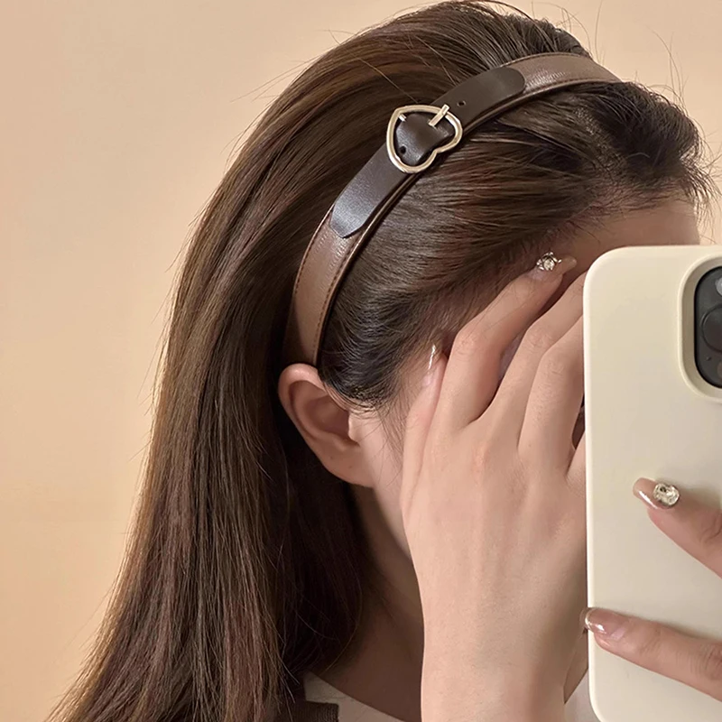 New PU Leather Alloy Heart Buckle Wide Hairband For Women Girls Wide Headband Retro Simple Hair Accessories
New PU Leather Alloy Heart Buckle Wide Hairband For Women Girls Wide Headband Retro Simple Hair Accessories