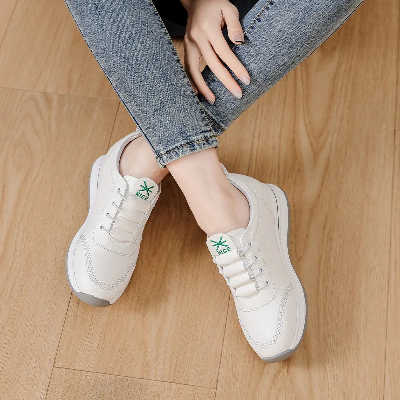 

Spring Autumn Soft Sole Velvet Little White Shoes Women's New Sports Casual Middle-aged Elderly Sneakers Flat Leather Shoes