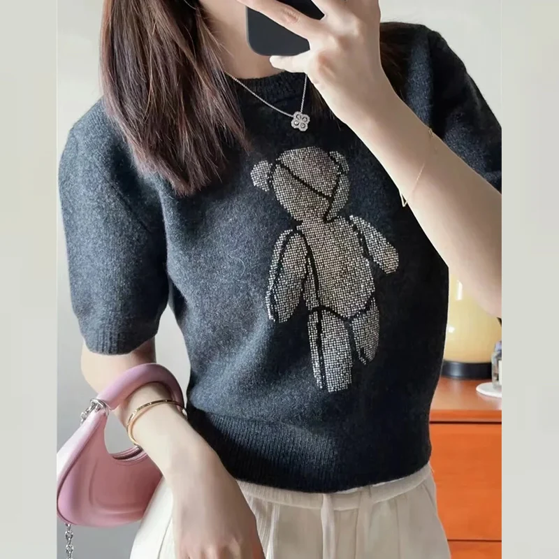 2024 New Summer KPOP Fashion Style England Style Loose Casual Retro Tops Chiffon O Neck Short Sleeve Small Bears Y2K Women's
2024 New Summer KPOP Fashion Style England Style Loose Casual Retro Tops Chiffon O Neck Short Sleeve Small Bears Y2K Women's