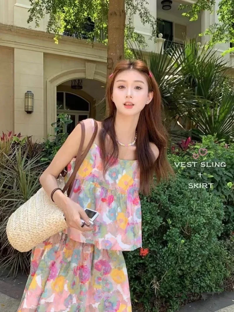 Женский летний комплект из двух предметов: жилет на бретельках и юбка с цветочным принтом
Женский летний комплект из двух предметов: жилет на бретельках и юбка с цветочным принтом