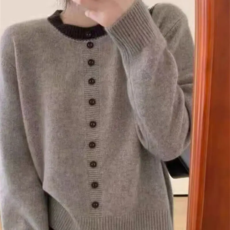 Round neck jumper women 2024 spring and autumn design sense collision colour single-breasted soft chic knitwear grey lazy style
Round neck jumper women 2024 spring and autumn design sense collision colour single-breasted soft chic knitwear grey lazy style