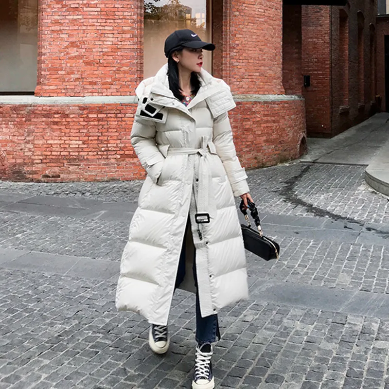 Mid length waisted and slim white down jacket for women in 2023, new fashionable European style, long knee length duck down
Mid length waisted and slim white down jacket for women in 2023, new fashionable European style, long knee length duck down
