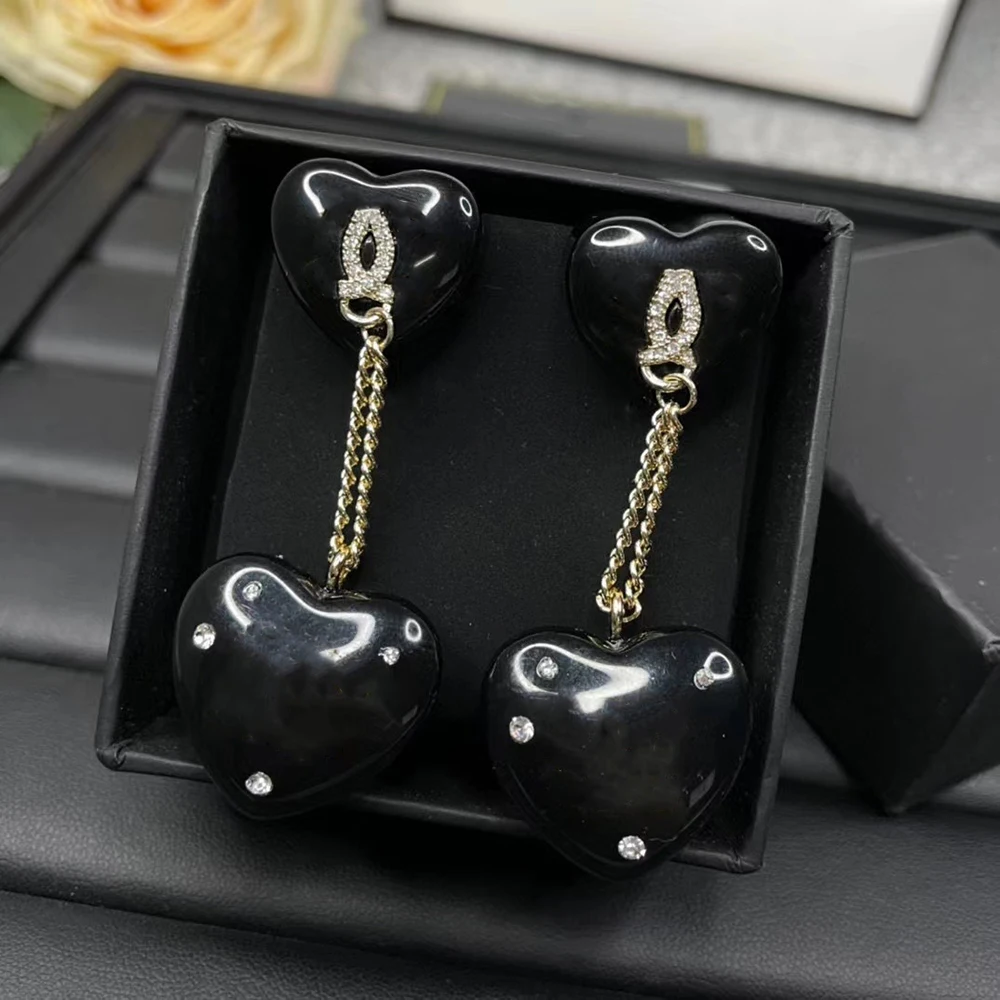 2023 New Love Resin Inlaid Diamond Earrings with Black Heart shaped Earrings For women fashion ear pendants luxury brand
2023 New Love Resin Inlaid Diamond Earrings with Black Heart shaped Earrings For women fashion ear pendants luxury brand