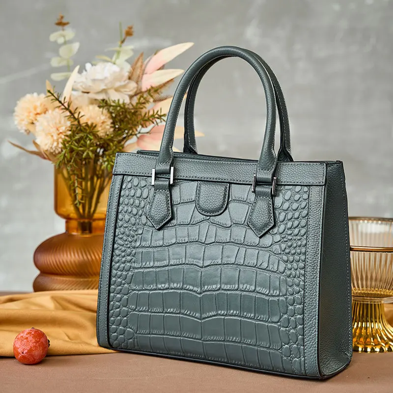 Trendy genuine leather women's bag2023New trendy crocodile pattern small square closed-toe layer cowhide portable crossbody
Trendy genuine leather women's bag2023New trendy crocodile pattern small square closed-toe layer cowhide portable crossbody
