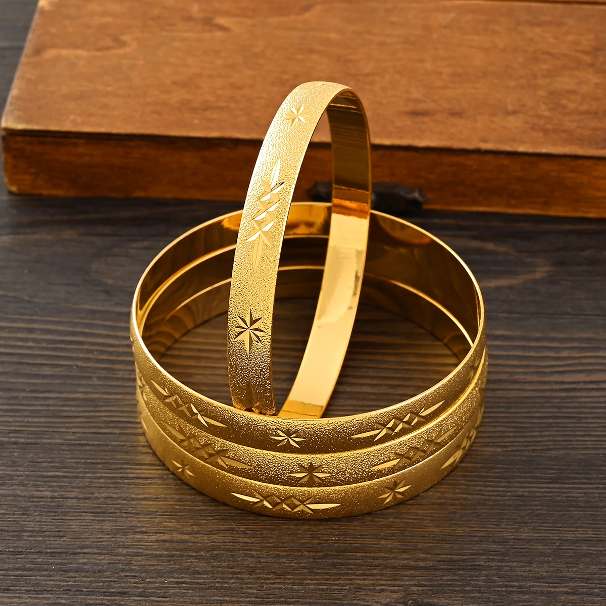 4PCS Gold Color Width 8mm Different Size Hawaiian Jewelry Polynesian Gold Plated Flower Bangles Girls Birthday Party Gifts 
4PCS Gold Color Width 8mm Different Size Hawaiian Jewelry Polynesian Gold Plated Flower Bangles Girls Birthday Party Gifts