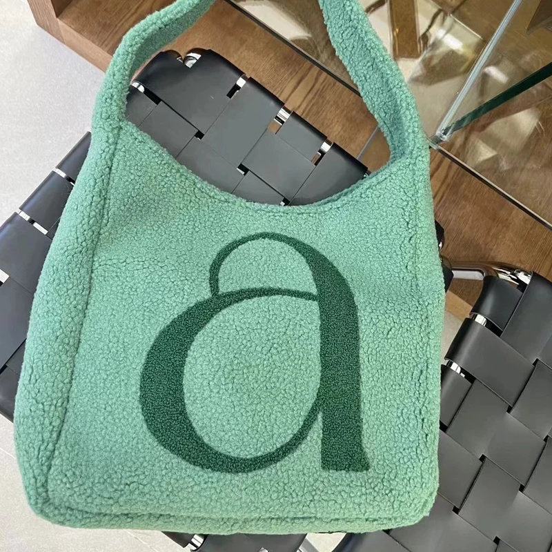 Корейские повседневные плюшевые сумки для женщин, роскошные дизайнерские сумки и кошельки, новинка 2023, Наплечные сумки из искусственного меха и овечьей шерсти с надписью
Корейские повседневные плюшевые сумки для женщин, роскошные дизайнерские сумки и кошельки, новинка 2023, Наплечные сумки из искусственного меха и овечьей шерсти с надписью