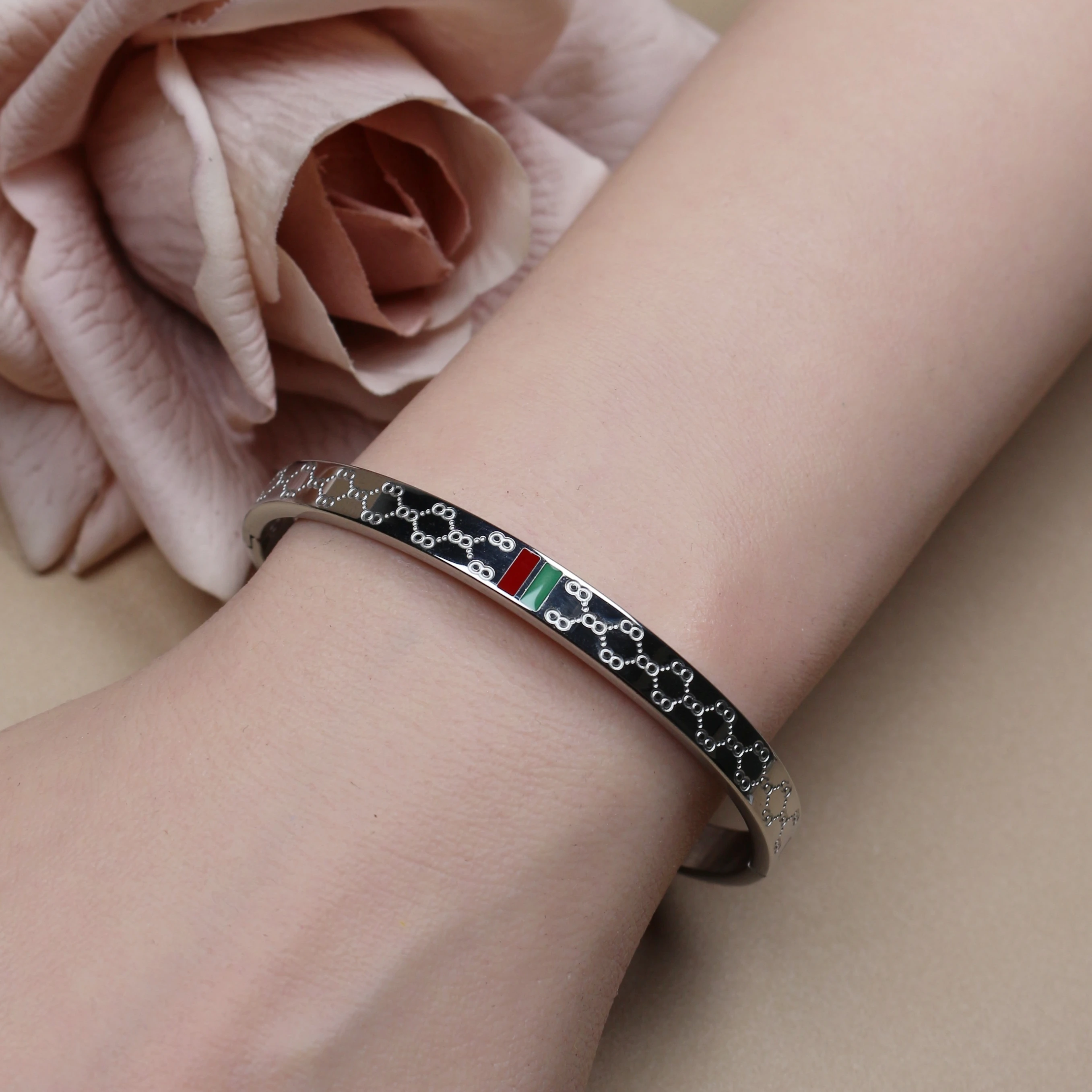 18 K Gold Plated Stainless Steel 55 MM Red/Green Bangles , Fashionable Jewelry For Men And Women Wholesale 18 K Gold Plated Stainless Steel 55 MM Red/Green Bangles , Fashionable Jewelry For Men And Women Wholesale