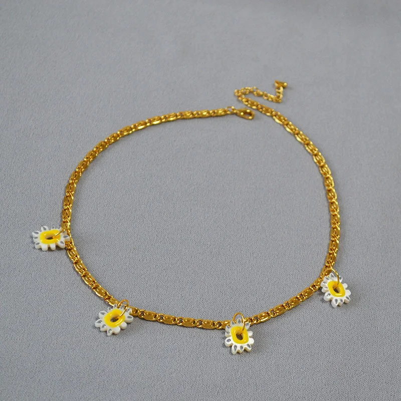 Bai Baihe's Same Style Rural Mother Shell Enamel Small Daisy Flower Crowd Brass Plated Gold Necklace
Bai Baihe's Same Style Rural Mother Shell Enamel Small Daisy Flower Crowd Brass Plated Gold Necklace