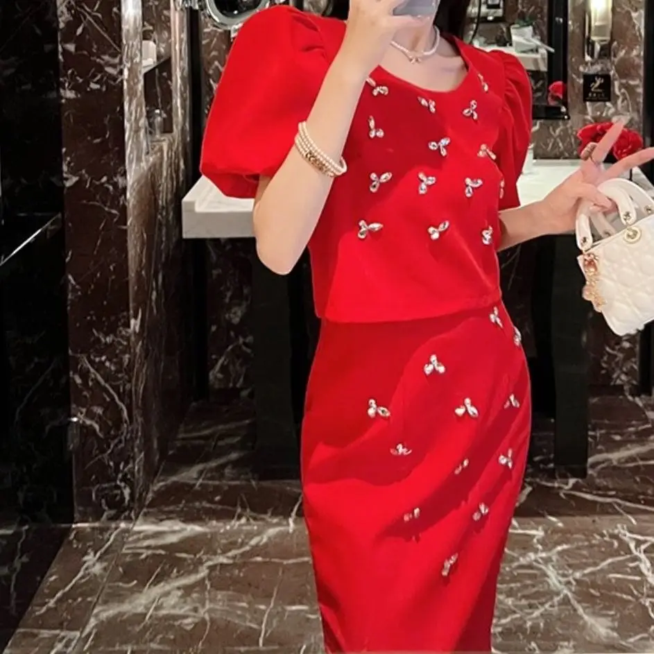 High Qulality Two-Piece Set Red Off White Diamond-Studded Short Top+ High Waist Bag Hip Slit Slim Skirt Wedding Pattern Clothing
High Qulality Two-Piece Set Red Off White Diamond-Studded Short Top+ High Waist Bag Hip Slit Slim Skirt Wedding Pattern Clothing