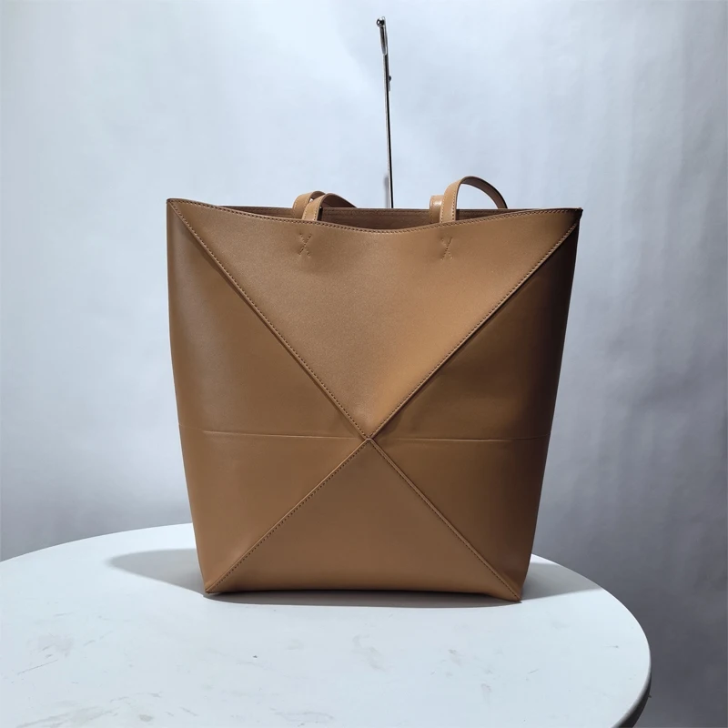 2024 New Women's Bag Large Capacity Genuine Leather Stitched Shoulder Portable Niche Simple Bucket Bag
2024 New Women's Bag Large Capacity Genuine Leather Stitched Shoulder Portable Niche Simple Bucket Bag