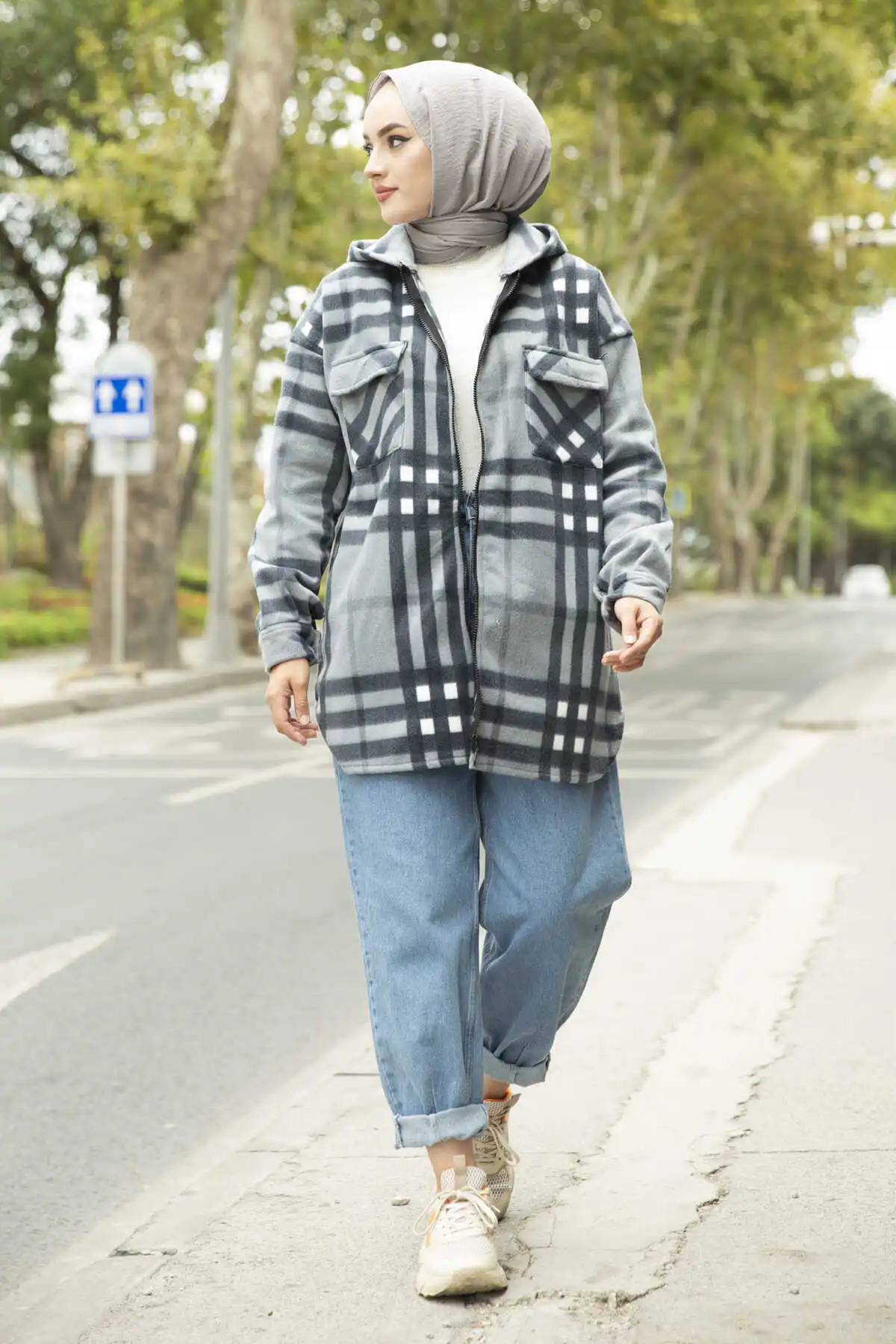 Серая флисовая рубашка с капюшоном 
Серая флисовая рубашка с капюшоном