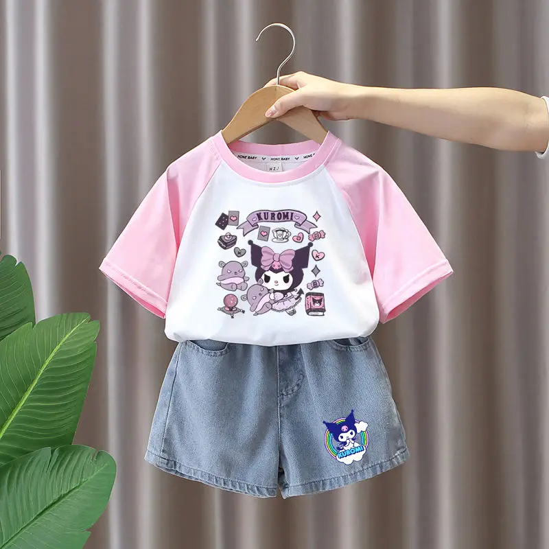 Новинка 2023 г., милые детские шорты Sanrio Kuromi с коротким рукавом, летний удобный хлопковый топ, джинсовые шорты, комплект из двух предметов
Новинка 2023 г., милые детские шорты Sanrio Kuromi с коротким рукавом, летний удобный хлопковый топ, джинсовые шорты, комплект из двух предметов
