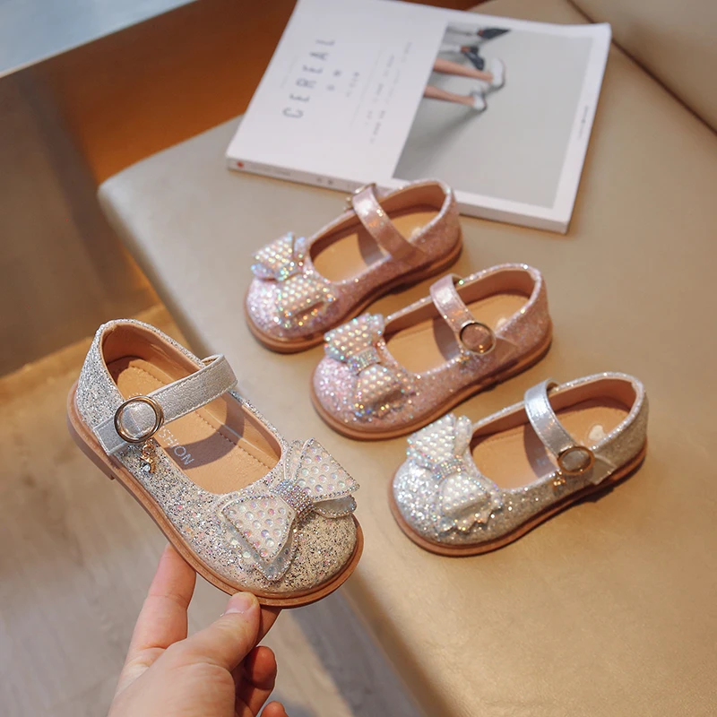 Kids Princess Mary Jane 2023 Spring and Autumn New Bow Shine Beautiful Children Crystal Shoes for Party Wedding Shows Non-slip
Kids Princess Mary Jane 2023 Spring and Autumn New Bow Shine Beautiful Children Crystal Shoes for Party Wedding Shows Non-slip