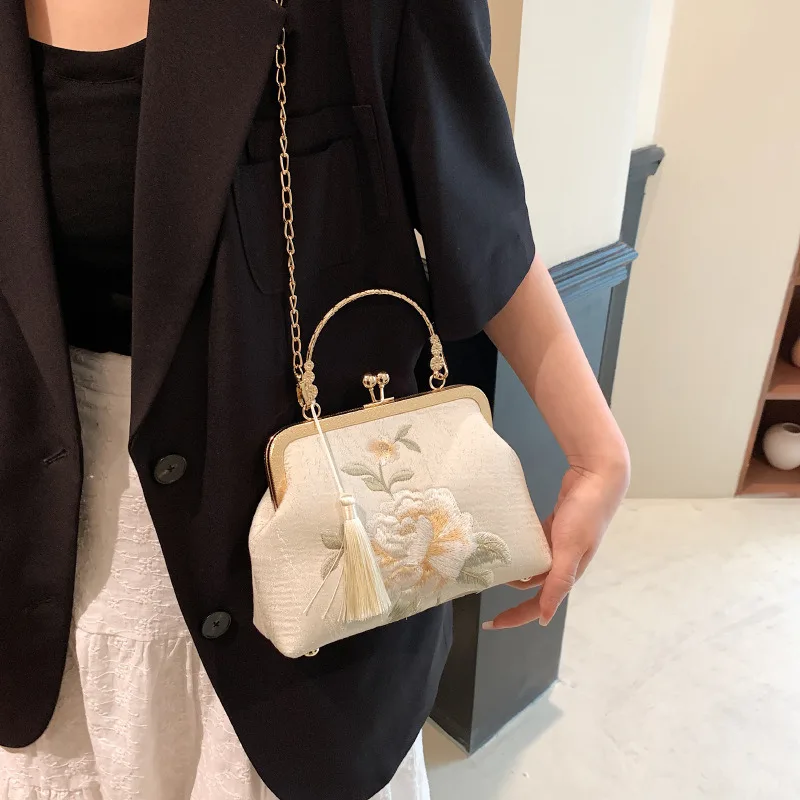 2024 New Female Embroidered Flower Hanfu Cheongsam Dinner Banquet Handbag Small Round Evening Bag
2024 New Female Embroidered Flower Hanfu Cheongsam Dinner Banquet Handbag Small Round Evening Bag