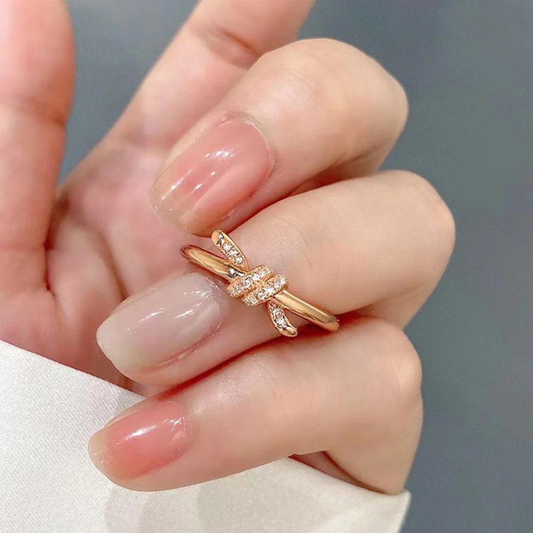 Fashion Luxury Original Design Twisted Rope Band Diamond Women's Wedding Ring Trendy Engagement Anniversary Jewelry Accessories
Fashion Luxury Original Design Twisted Rope Band Diamond Women's Wedding Ring Trendy Engagement Anniversary Jewelry Accessories