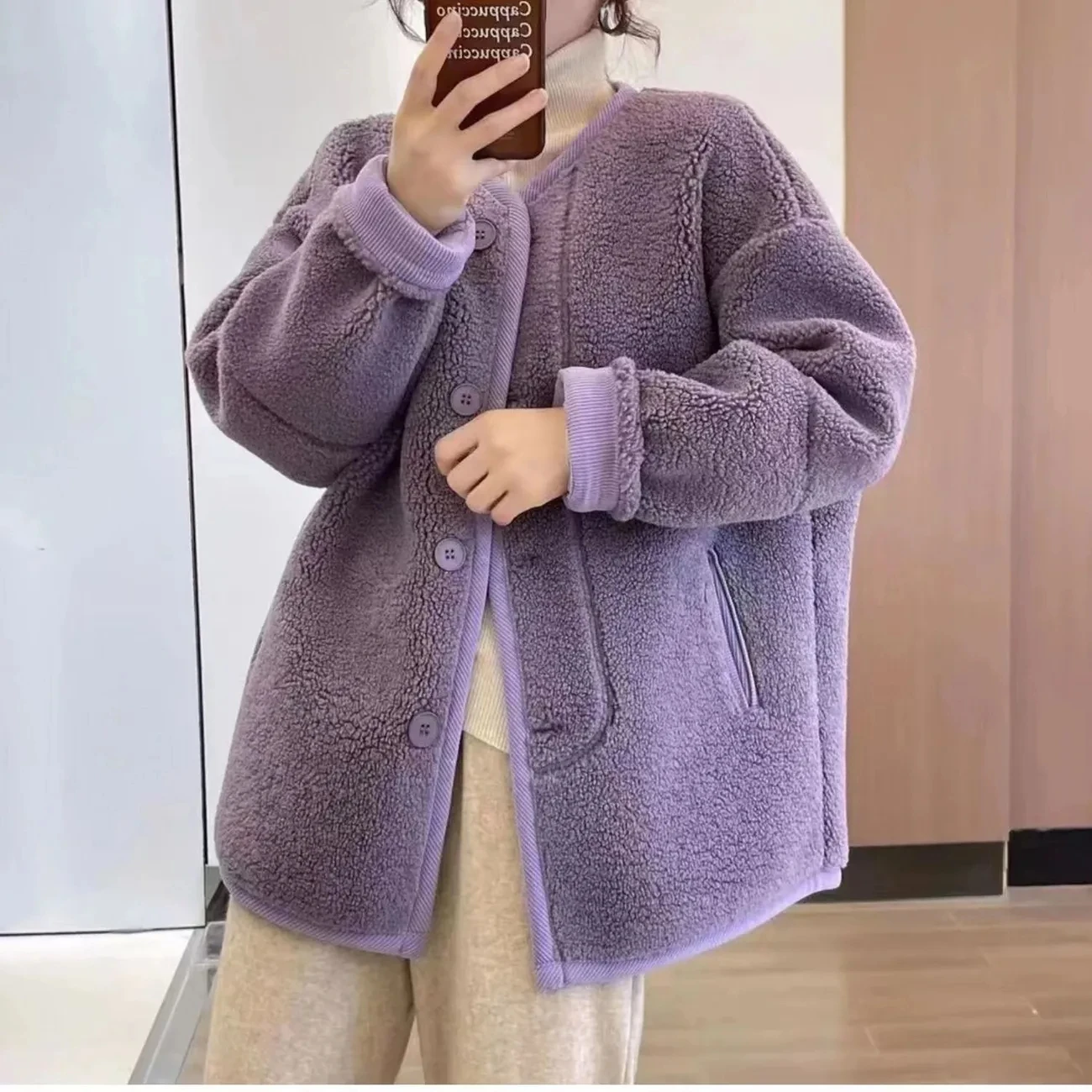 2024Winter New Plush Jacket Woman Clothing V-Neck Top Korean Street Fashion Warm Lamb Wool Coat Female Taro Purple Solid Outwear
2024Winter New Plush Jacket Woman Clothing V-Neck Top Korean Street Fashion Warm Lamb Wool Coat Female Taro Purple Solid Outwear