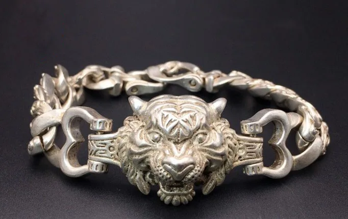 Handmade Old Silver Nepalese Vintage Hollow out Tiger Head Silver Men's Bold Fashion Old Silver Bracelet
Handmade Old Silver Nepalese Vintage Hollow out Tiger Head Silver Men's Bold Fashion Old Silver Bracelet