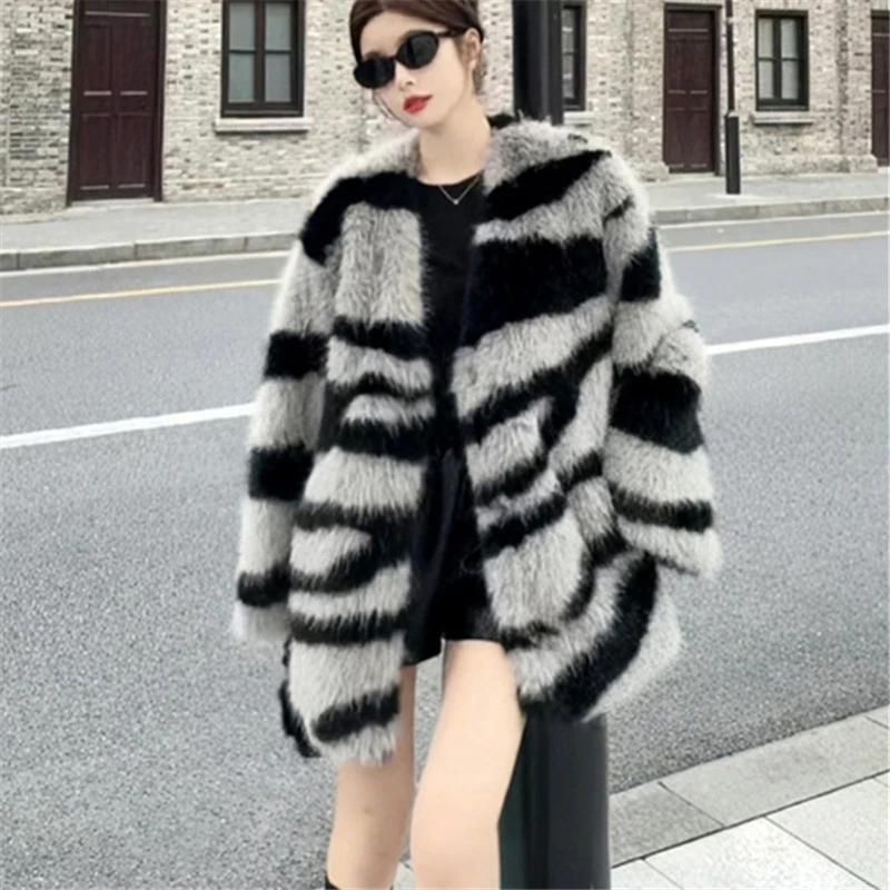 Autumn and Winter Fashion New Mid Length Zebra Pattern Retro Fox Fur Warm Loose Fit Cardigan Fur Coat Women's Trend
Autumn and Winter Fashion New Mid Length Zebra Pattern Retro Fox Fur Warm Loose Fit Cardigan Fur Coat Women's Trend