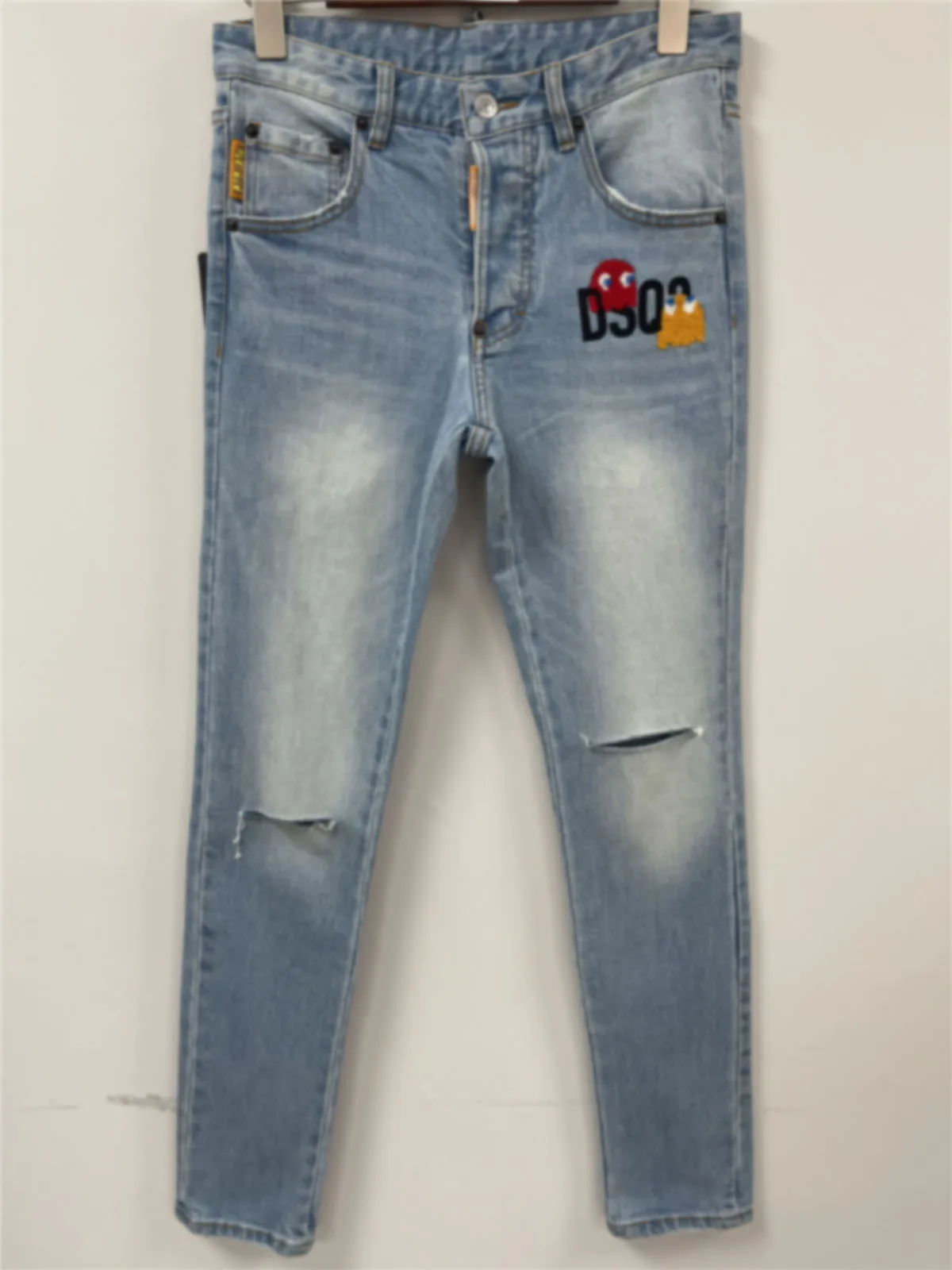 2024 Spring/Summer New D2 Jeans Men's Washed and Worn Hole Patches Painted Elastic Feet Blue
2024 Spring/Summer New D2 Jeans Men's Washed and Worn Hole Patches Painted Elastic Feet Blue