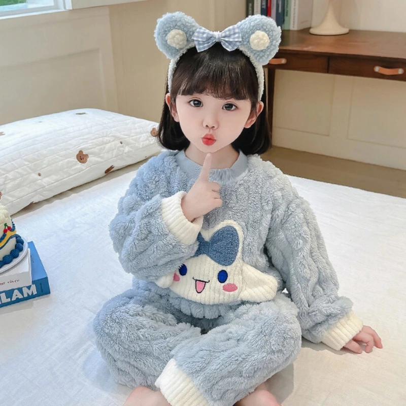 Кавайная Детская Пижама Sanrio Cinnamoroll аниме зимняя Коралловая бархатная молния с длинным рукавом мультяшная повседневная куртка домашний костюм из 2 предметов
Кавайная Детская Пижама Sanrio Cinnamoroll аниме зимняя Коралловая бархатная молния с длинным рукавом мультяшная повседневная куртка домашний костюм из 2 предметов