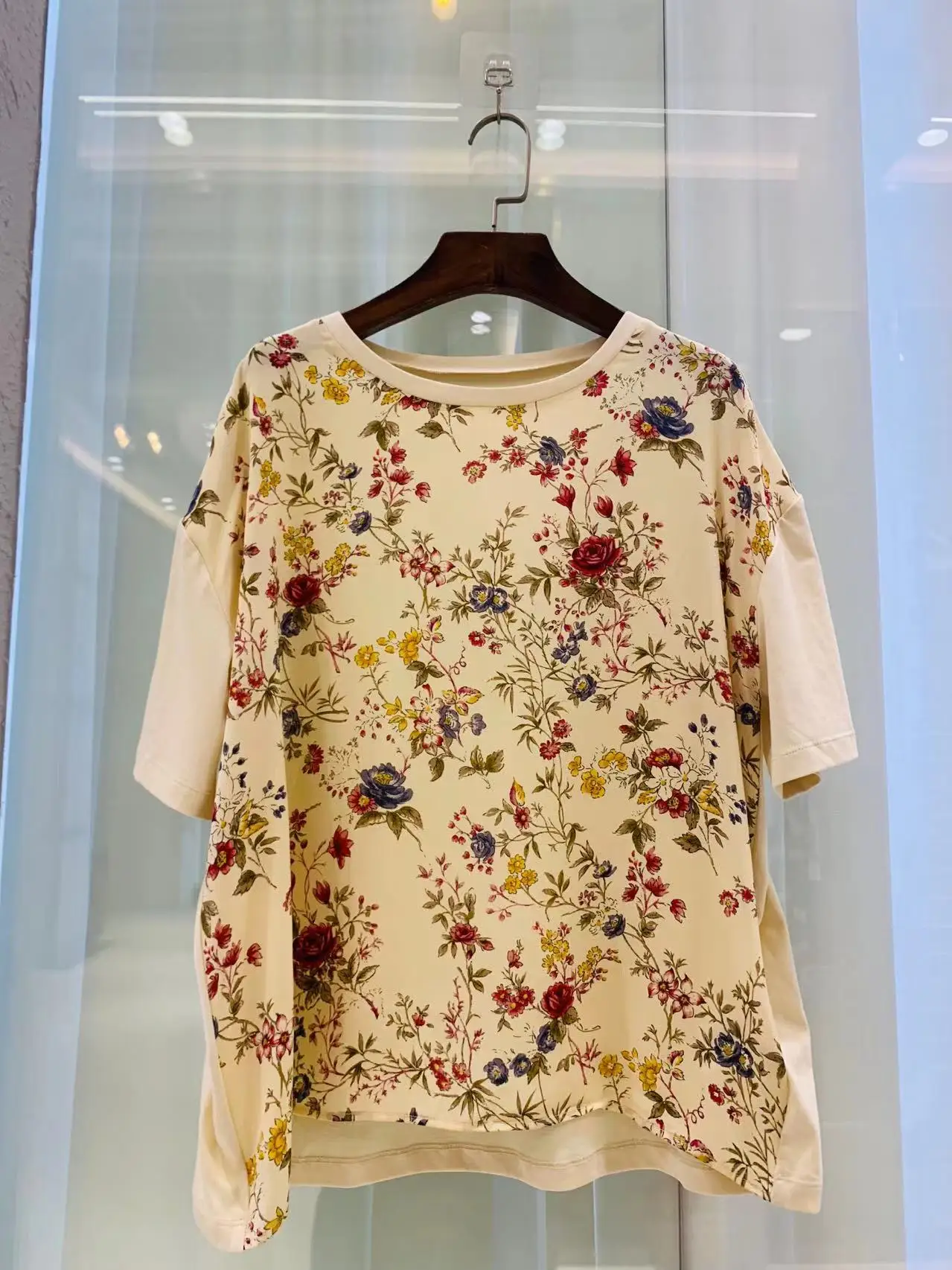 Женский топ с круглым вырезом, свободная повседневная Универсальная футболка с винтажным принтом, лето 2024
Женский топ с круглым вырезом, свободная повседневная Универсальная футболка с винтажным принтом, лето 2024